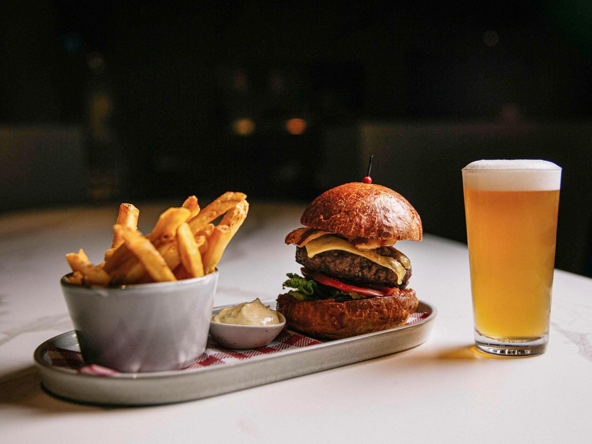 Pullman Melbourne City Centre Exterior foto Burger and chips