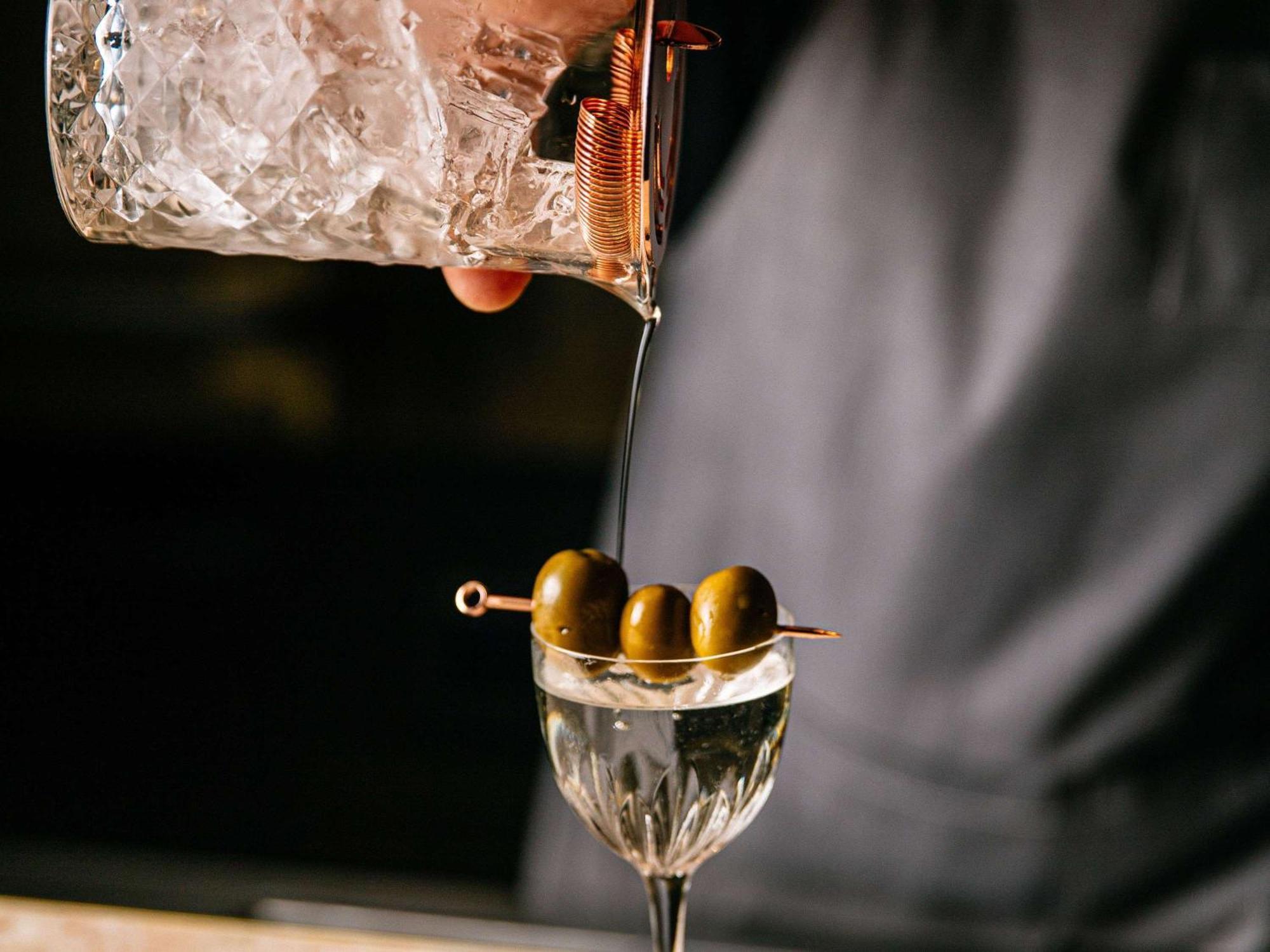 Pullman Melbourne City Centre Exterior foto A martini being poured