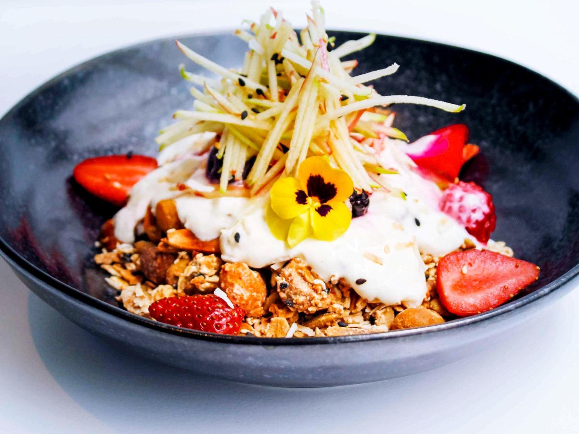 Pullman Melbourne City Centre Exterior foto Muesli with yoghurt and fruit