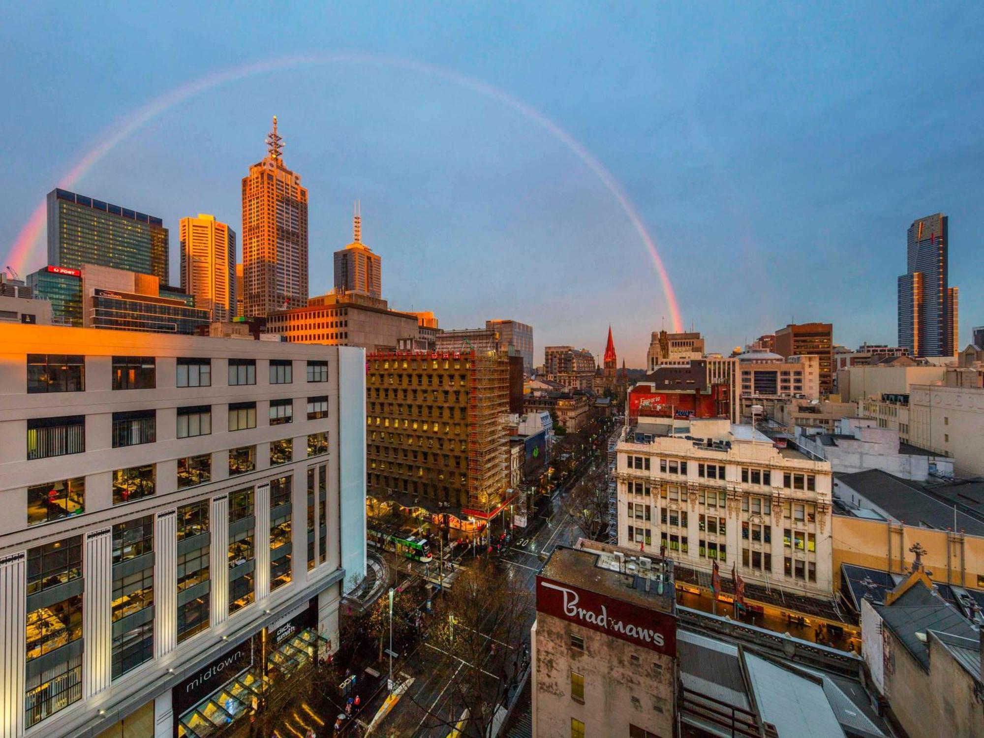 Pullman Melbourne City Centre Exterior foto A double rainbow over Melbourne, Australia