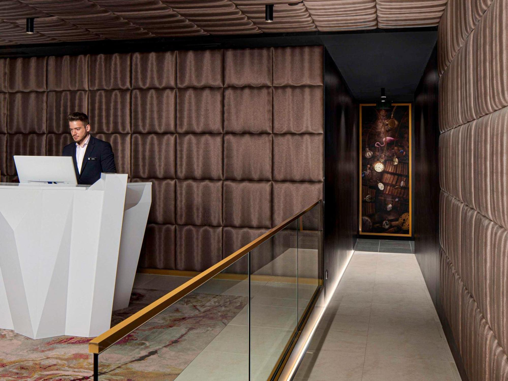 Pullman Melbourne City Centre Exterior foto The entrance to the hotel's private elevator
