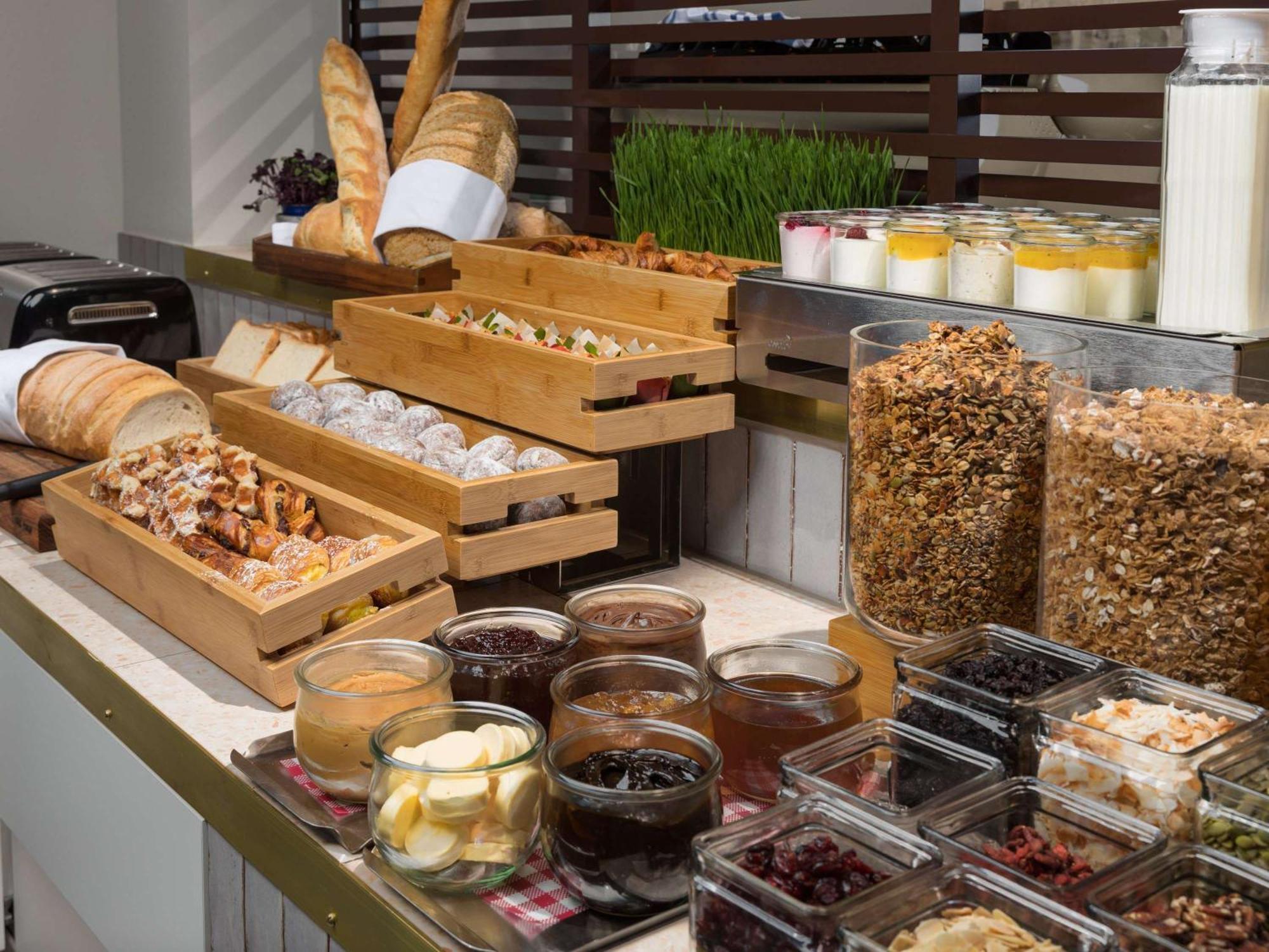 Pullman Melbourne City Centre Exterior foto A breakfast buffet