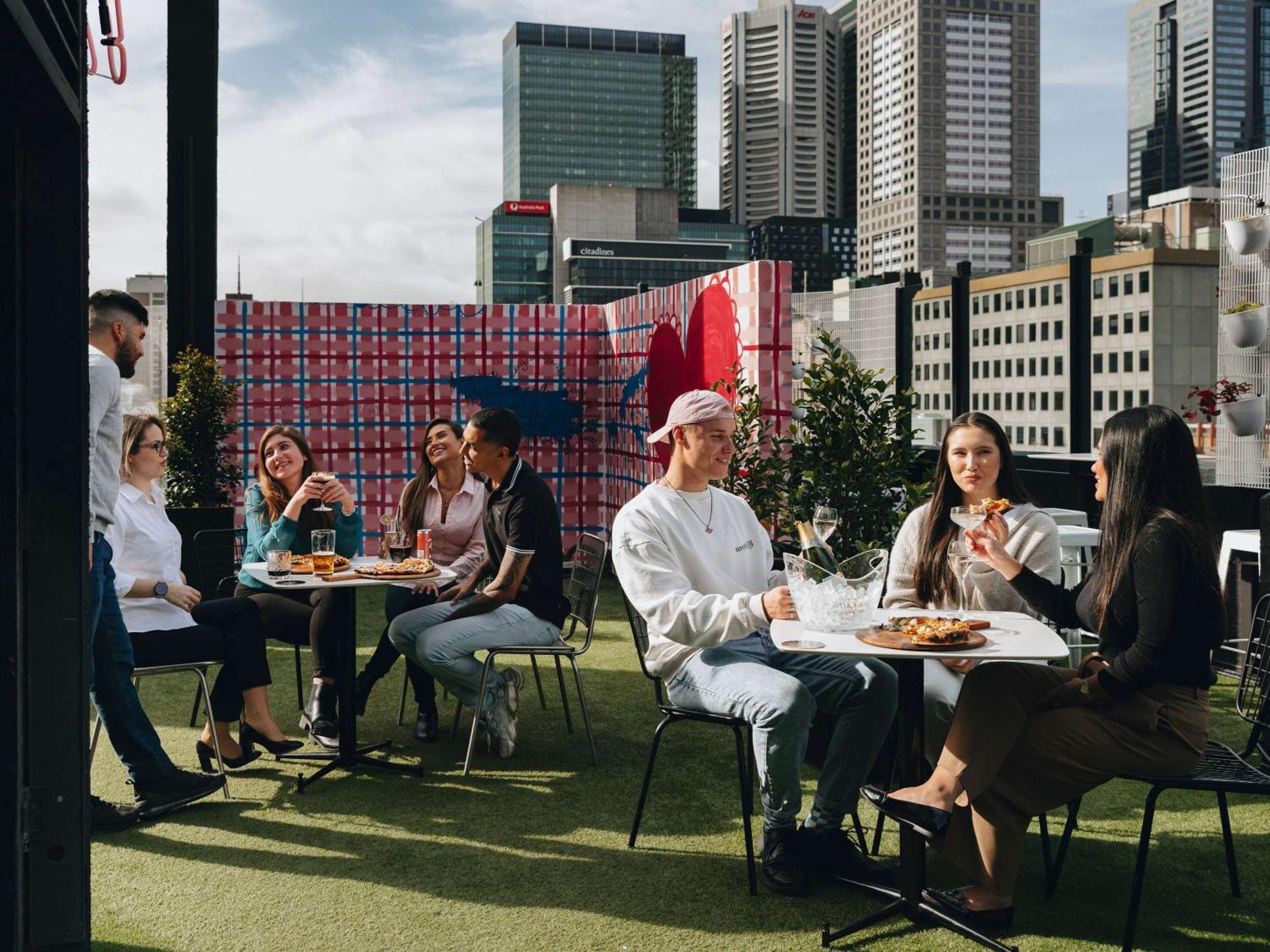 Pullman Melbourne City Centre Exterior foto Rooftop bar in Melbourne, Australia
