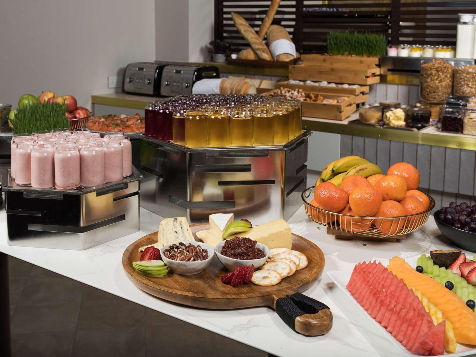 Pullman Melbourne City Centre Exterior foto A buffet at a hotel