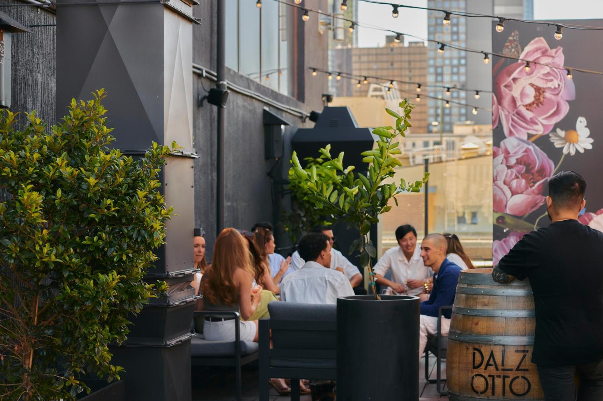 Pullman Melbourne City Centre Exterior foto The rooftop bar at the Hotel Indigo